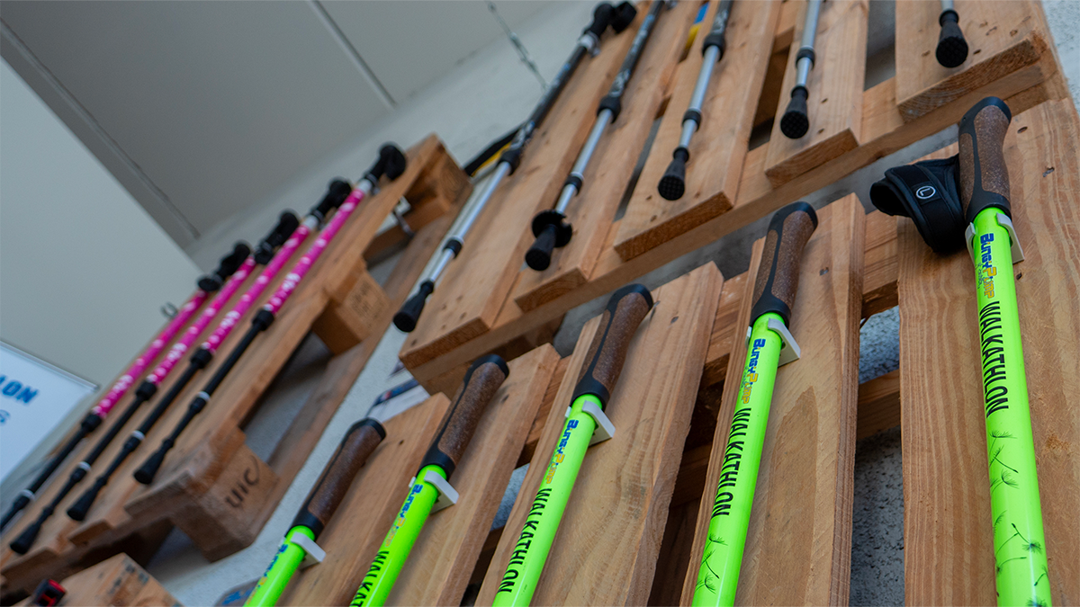 Patient utilisant des bâtons BungyPump