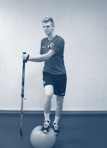 Patient utilisant des bâtons BungyPump