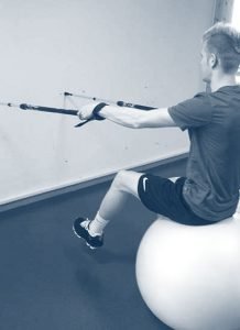 Patient utilisant des bâtons BungyPump